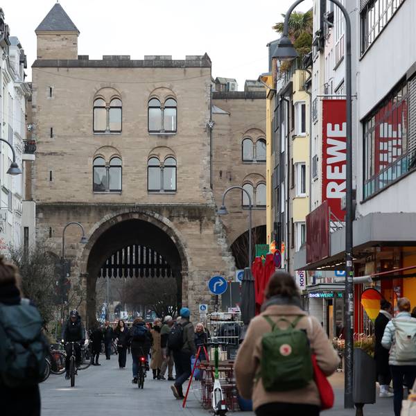 Die Einkaufsstraße Eigelstein an der Kölner Eigelsteintorburg. Foto von Martina Goyert