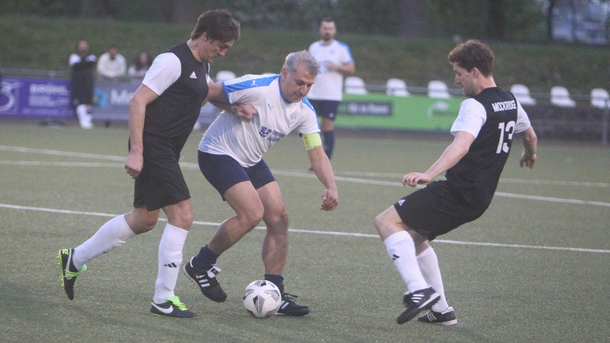 Die Deutsche Komiker Nationalmannschaft war bei Hellas Troisdorf zu Gast.
Stergios Boucouras (Mitte) im Duell mit den Prominenten: Matze Knop (links) und Luke Mockridge.