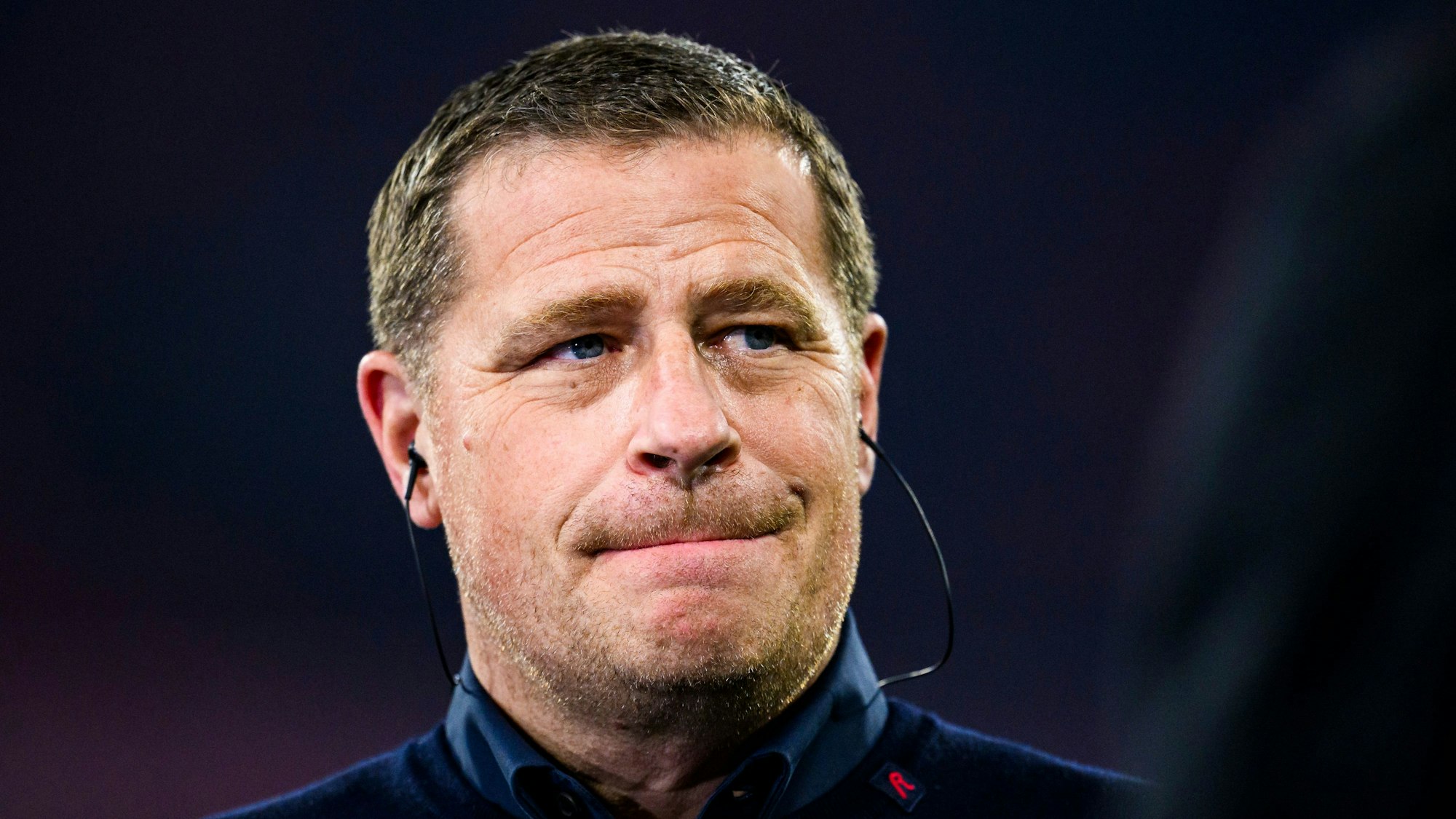 Münchens Sportvorstand Max Eberl steht vor dem Spiel im Stadion.