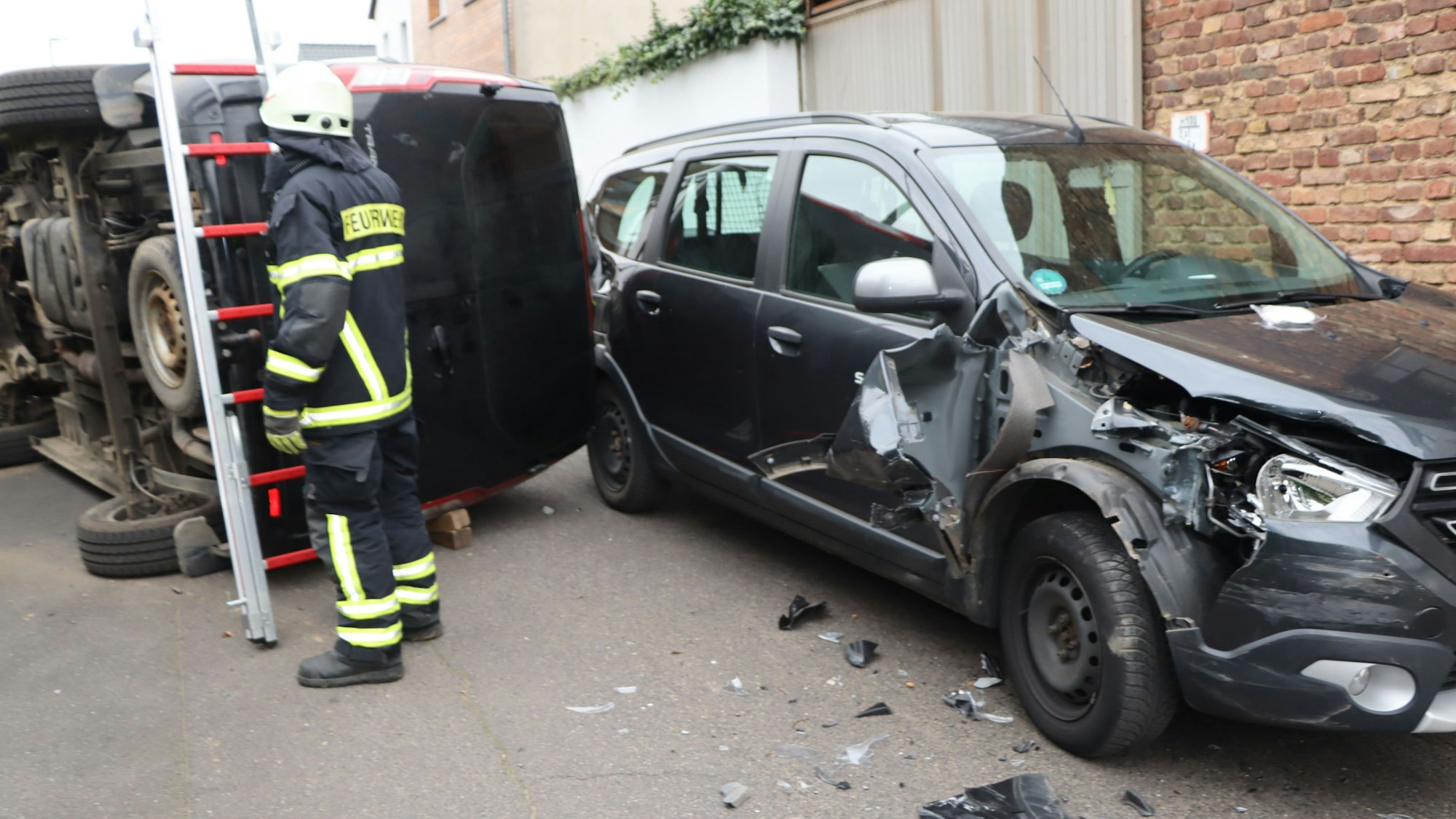 Quer auf der Fahrbahn, auf der Seite liegend, endete die Fahrt von einem Mann und einer Frau mittleren Alters.