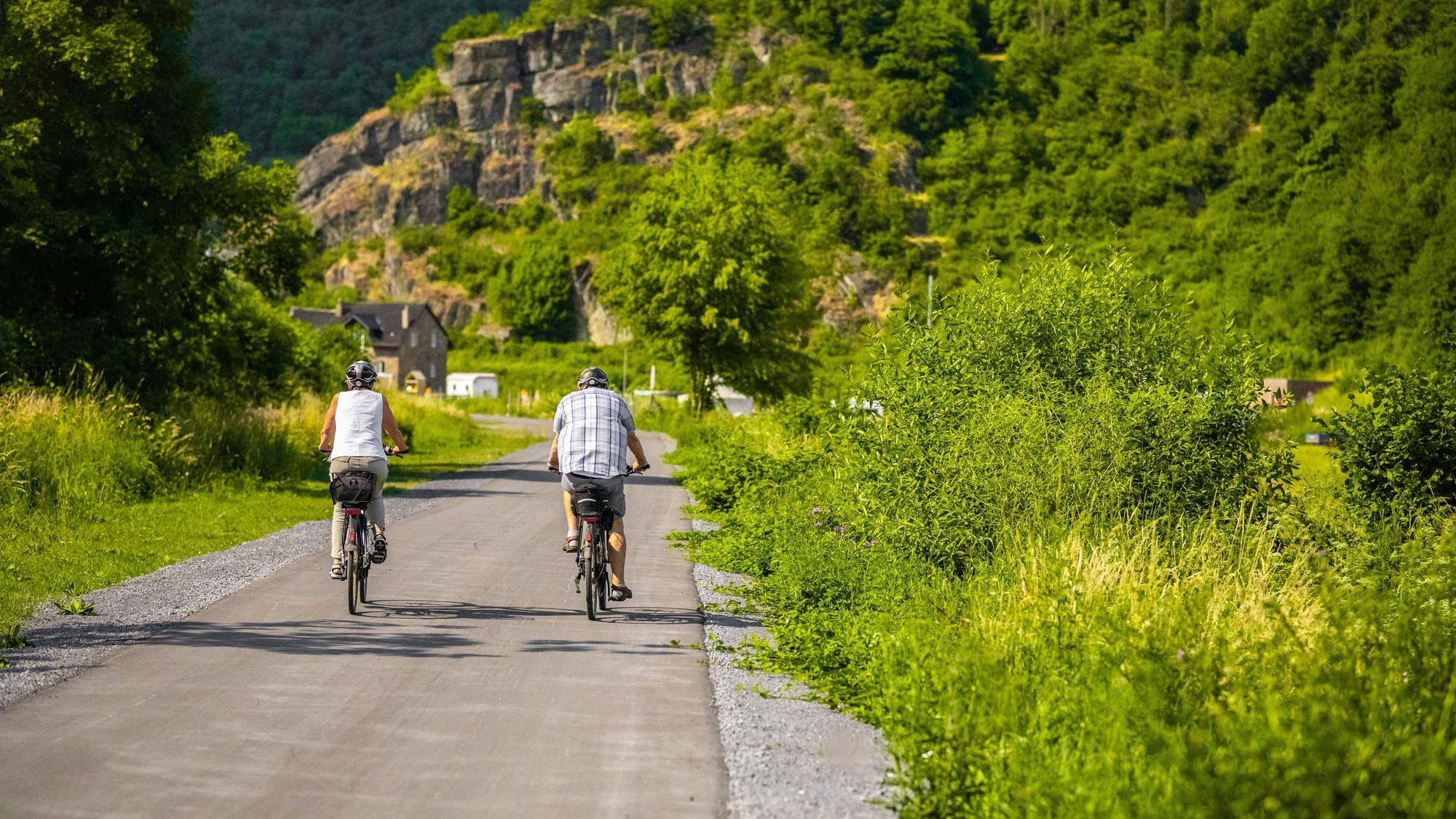 Der Ahr-Radweg ist auf mehreren Teilstücken wieder befahrbar. An der Mittelbar schreitet der Wiederaufbau des Weges parallel zur Bahnlinie voran. (Foto: Max Harris/Ahrtal-Tourismus)