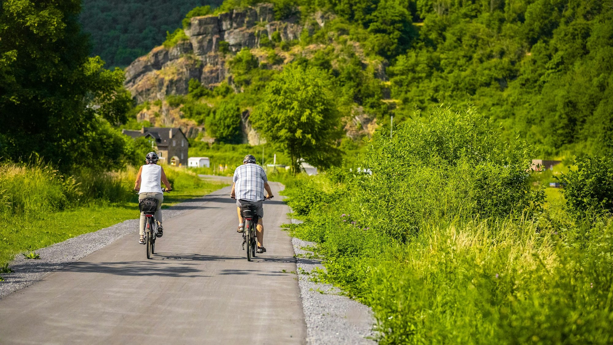 Der Ahr-Radweg ist auf mehreren Teilstücken wieder befahrbar. An der Mittelbar schreitet der Wiederaufbau des Weges parallel zur Bahnlinie voran. (Foto: Max Harris/Ahrtal-Tourismus)