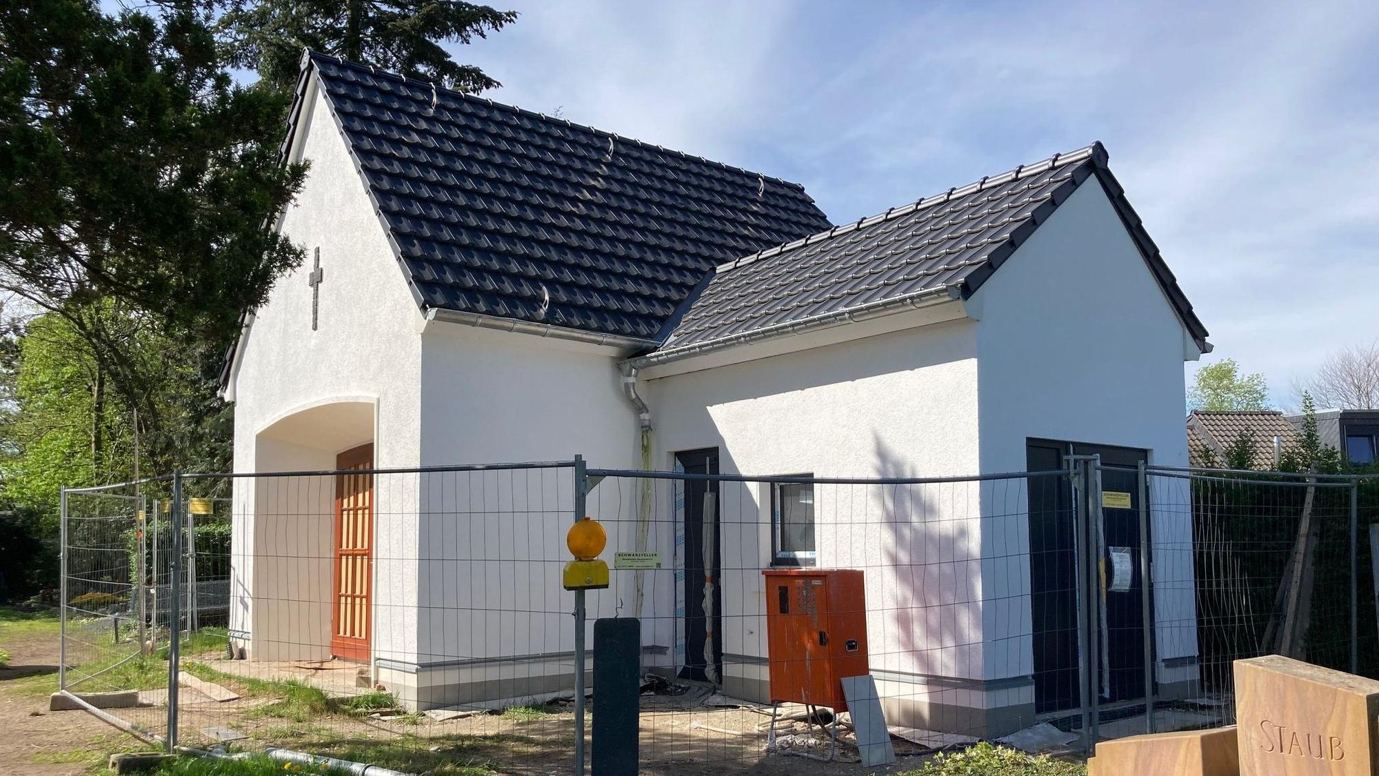 Die Arbeiten am Umbau der alten Trauerhalle auf dem Friedhof in Weiß verzögern sich weiter.