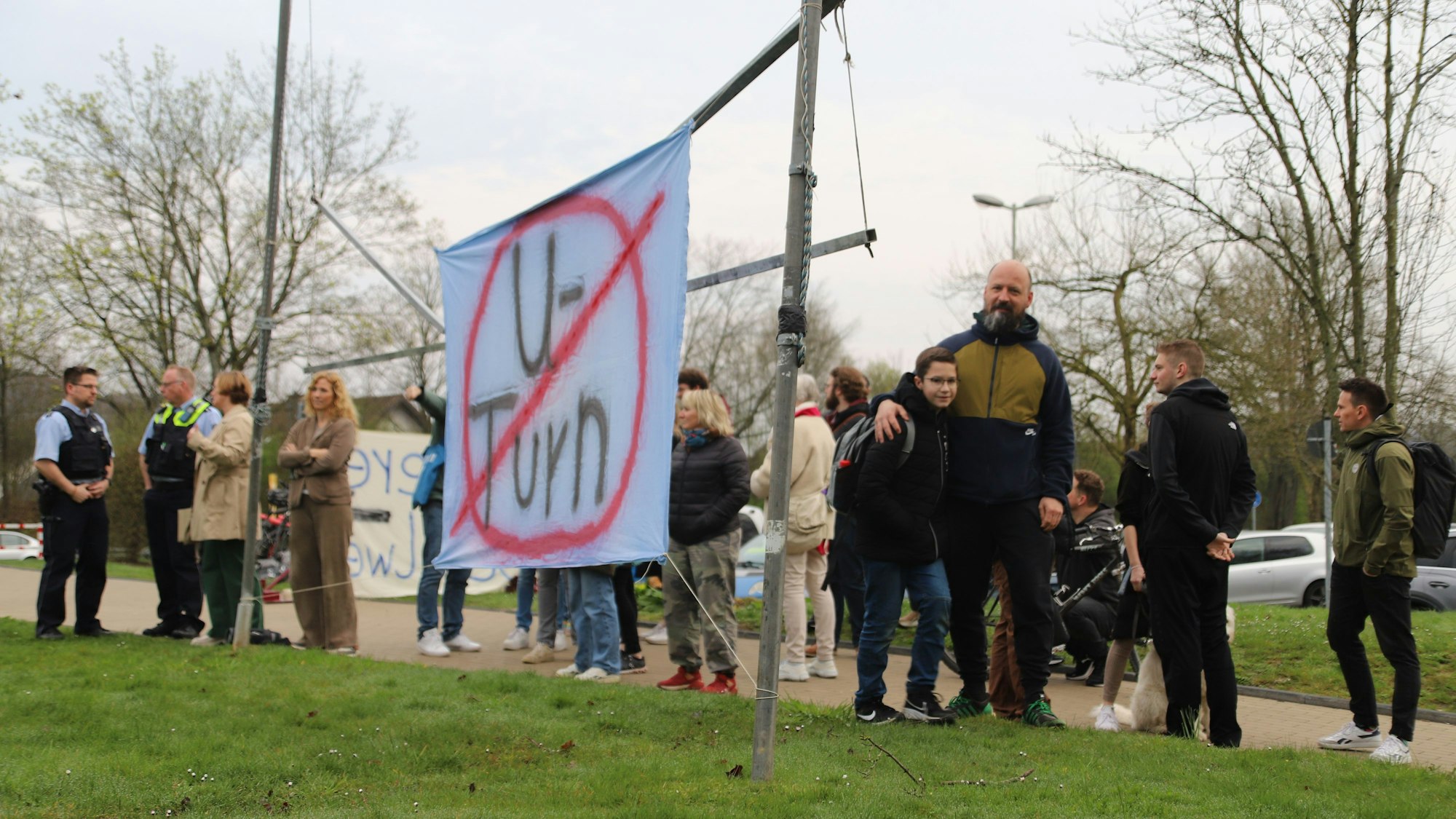 Boris Wolter hatte zu einer Demonstration für einen sicheren Schulweg und gegen U-Turns aufgerufen. Drei Menschen waren angemeldet, es kamen rund 40.