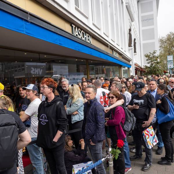 Der Fotograf und Filmregisseur Anton Corbijn signiert im Kölner TASCHEN Store sein Buch Depeche-Mode-Buch.