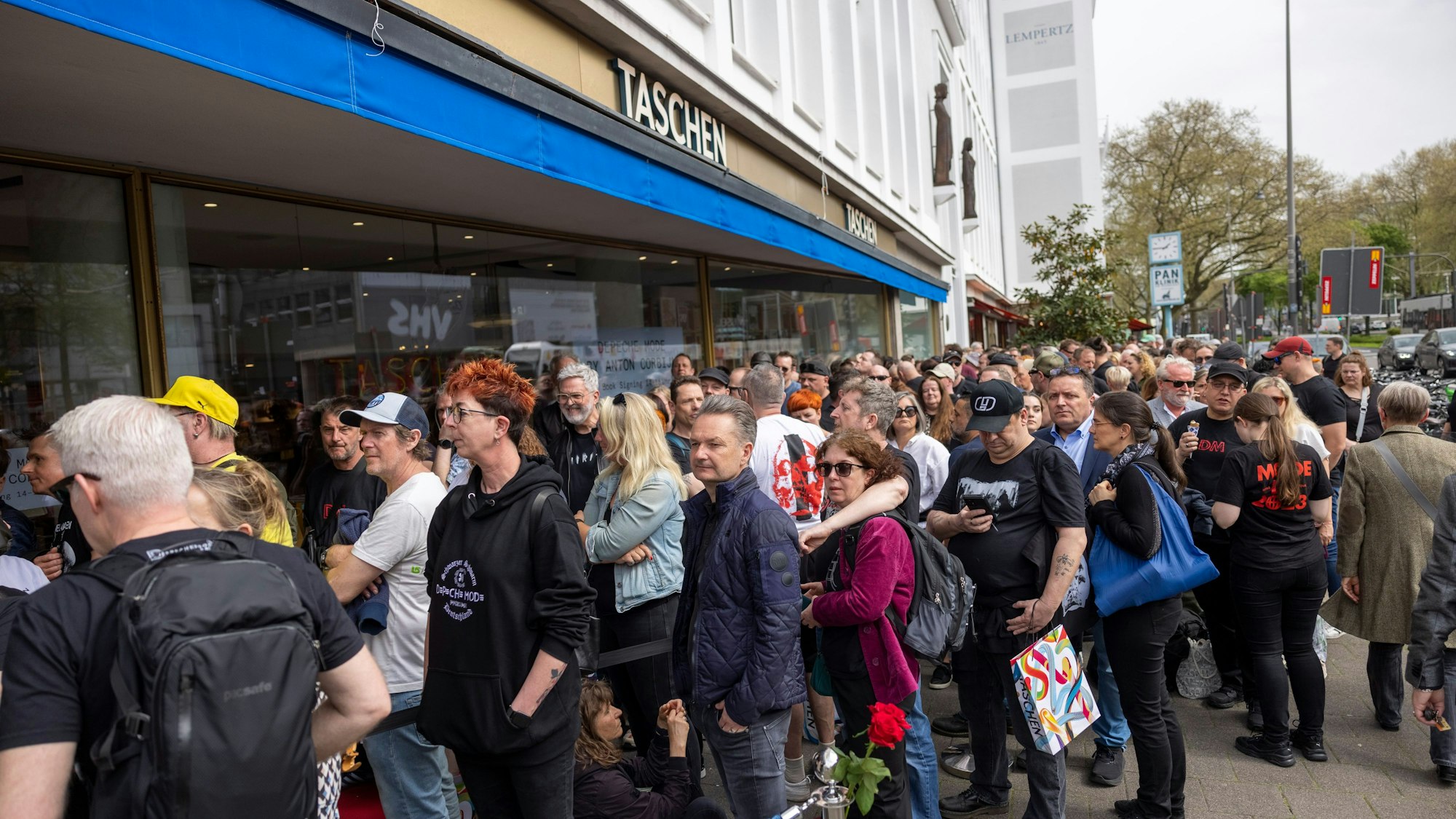 Der Fotograf und Filmregisseur Anton Corbijn signiert im Kölner TASCHEN Store sein Buch Depeche-Mode-Buch.