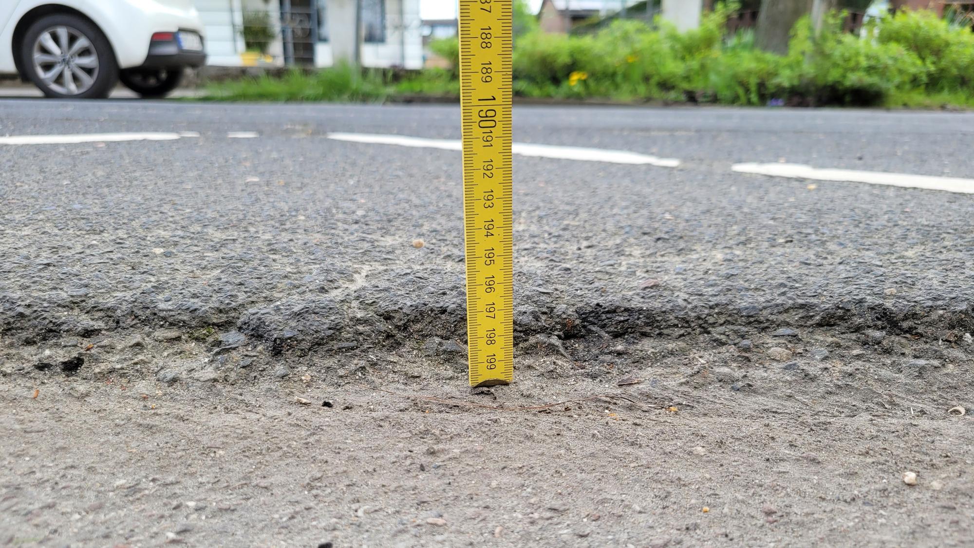 Die Kante ist zwei Zentimeter hoch, zeigt der Zollstock.