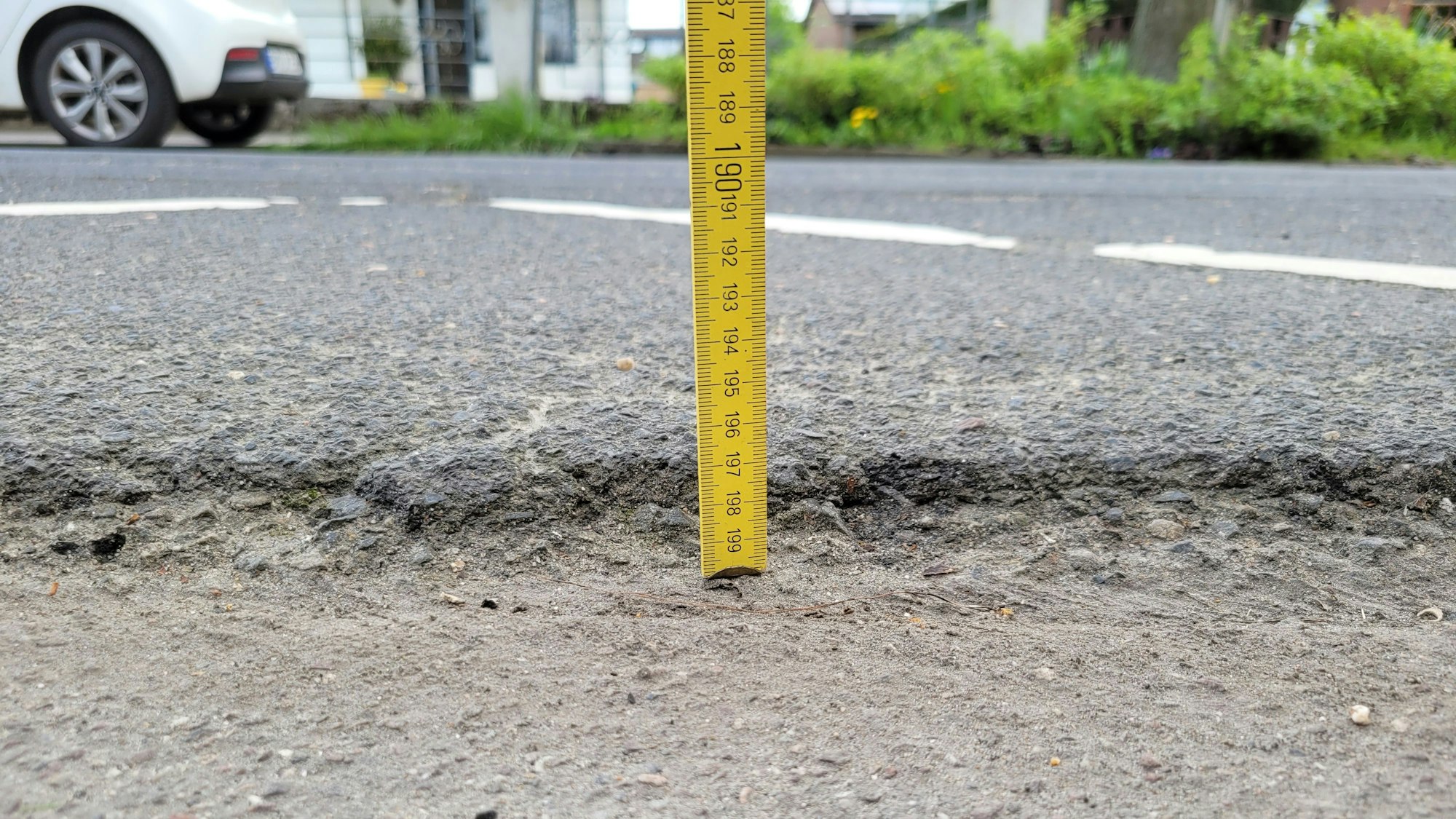 Die Kante ist zwei Zentimeter hoch, zeigt der Zollstock.