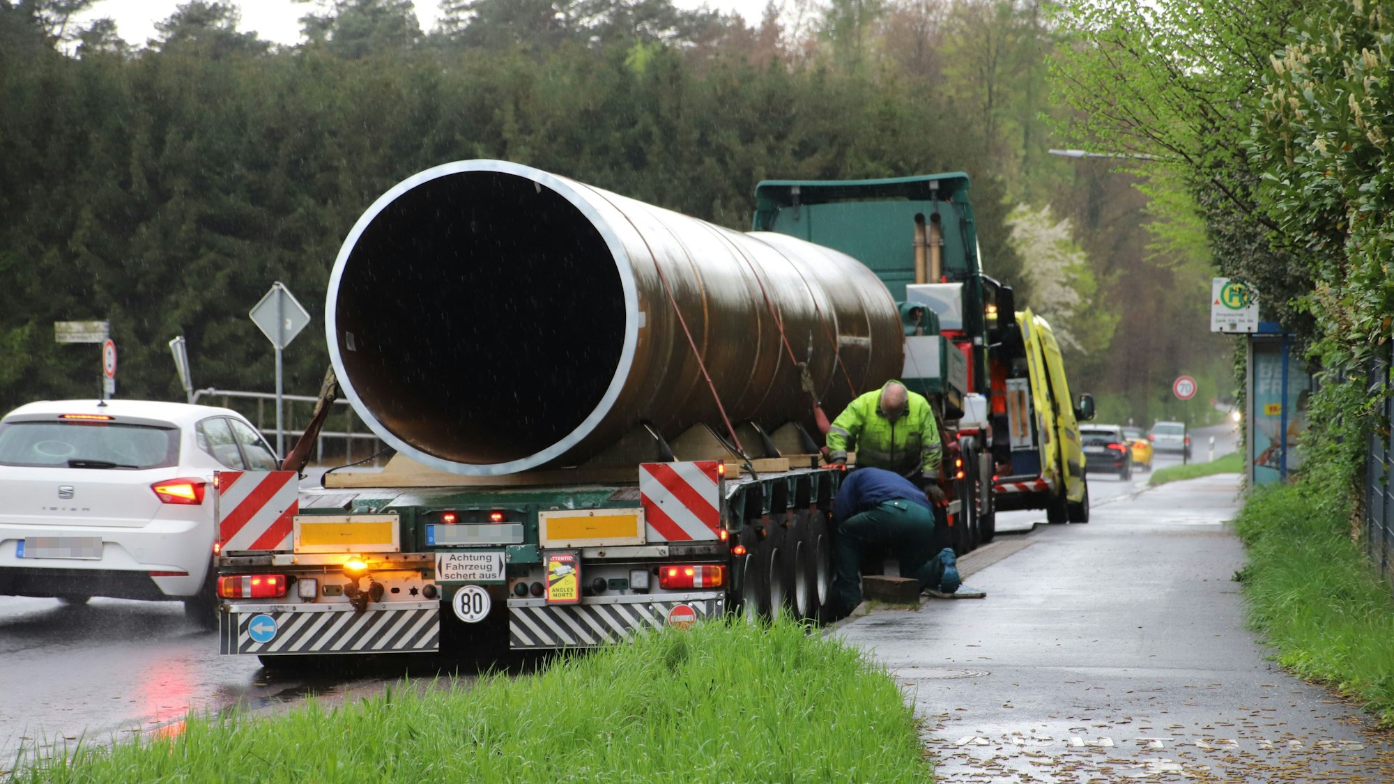 Auf der Bundesstraße 56 in Siegburg ist über Nacht ein Schwertransporter liegen geblieben, der aus einer Bushaltestelle in die Fahrbahn ragte. Es kam zu Behinderungen im Berufsverkehr.