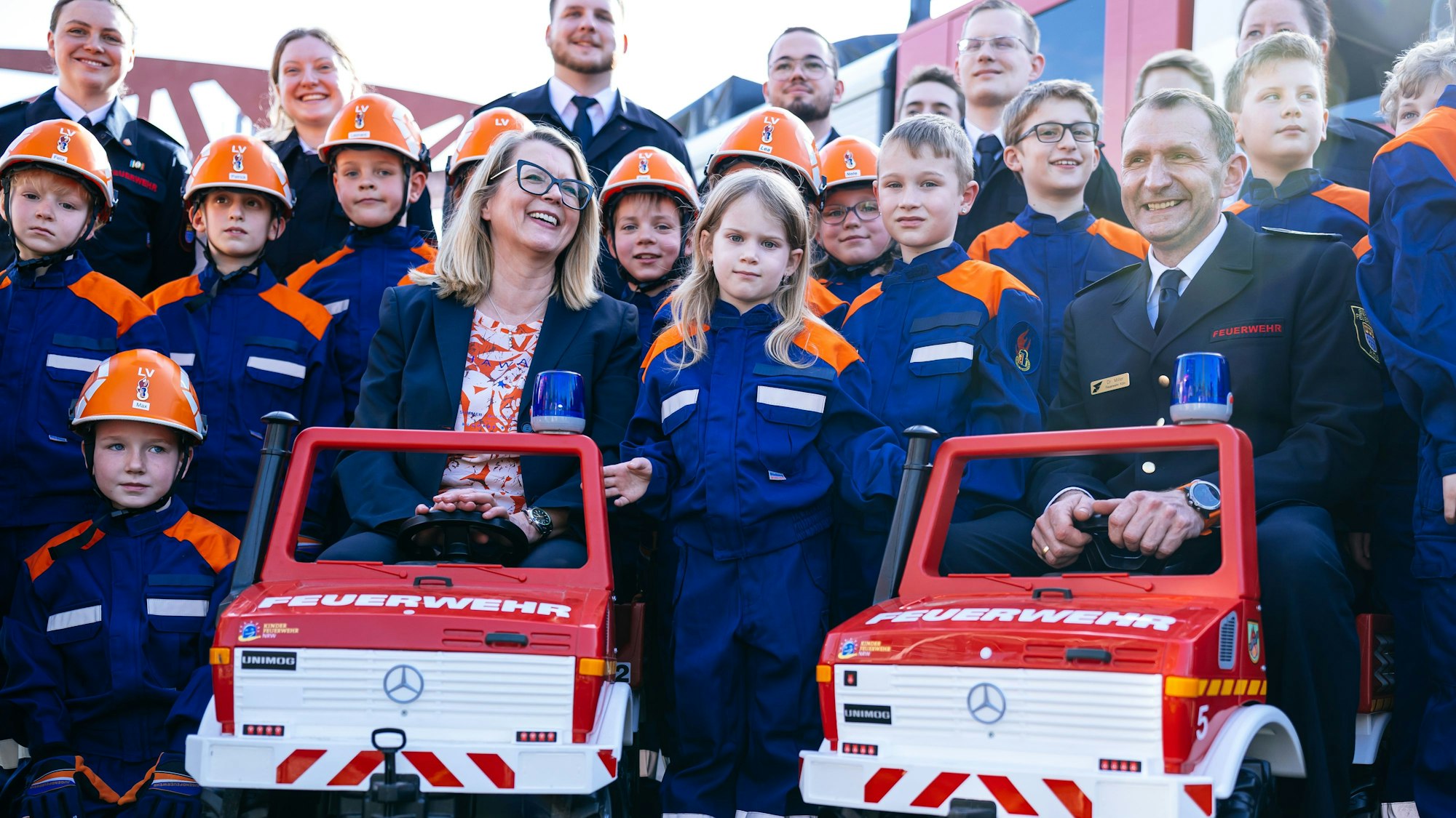 Kinder bei der Übung der Feuerwehr