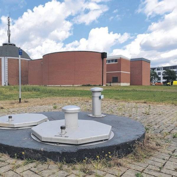 Das Foto zeigt einen abgedeckten Brunnenschacht vor den Gebäuden des Wasserwerks in Efferen.