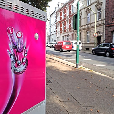Ein Schaltkasten für das moderne Glasfaser-Breitbandnetz steht in Essen auf der Straße.