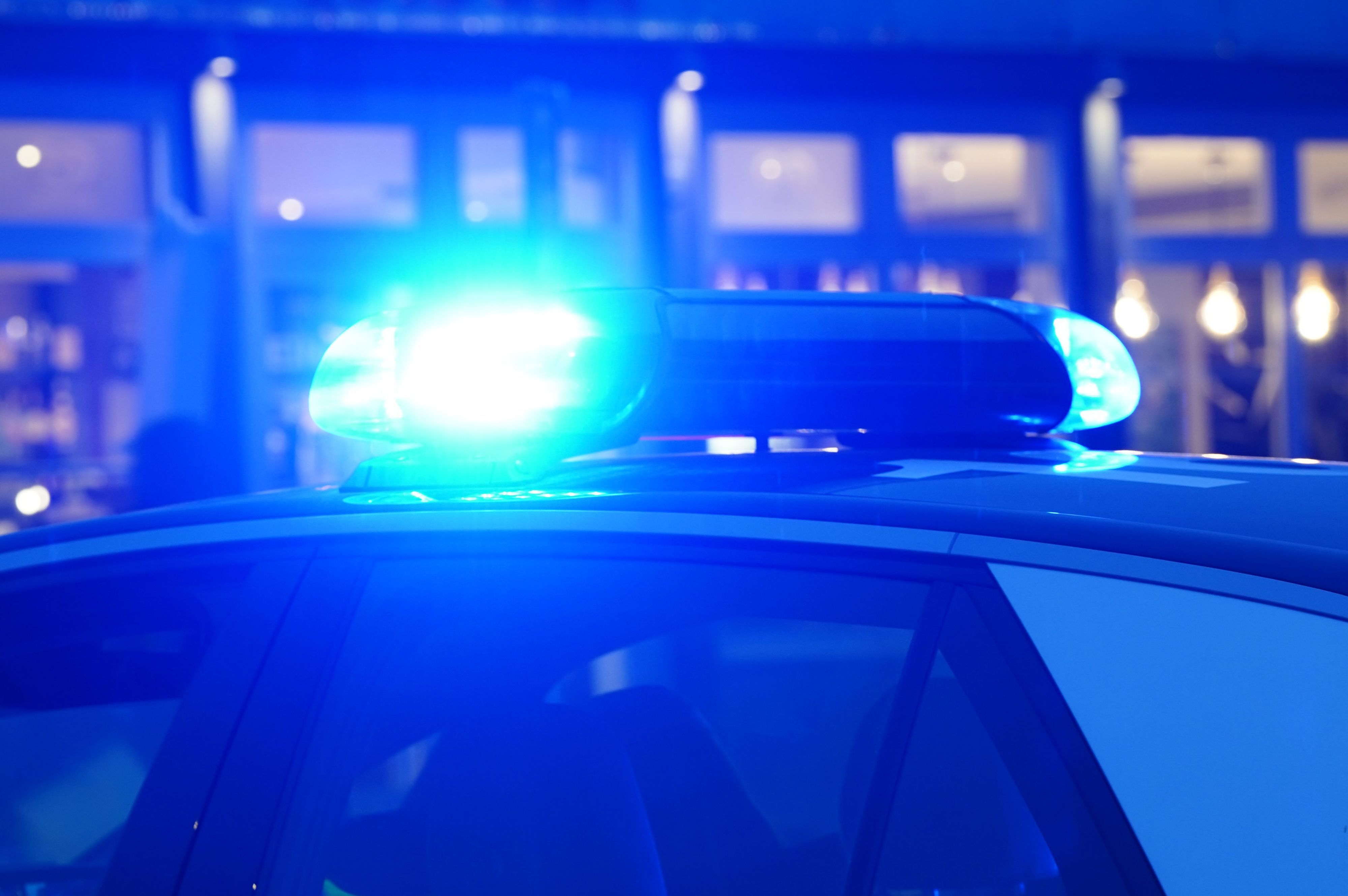 Ein Streifenwagen der Polizei steht mit eingeschaltetem Blaulicht an einem Einsatzort (Symbolfoto).