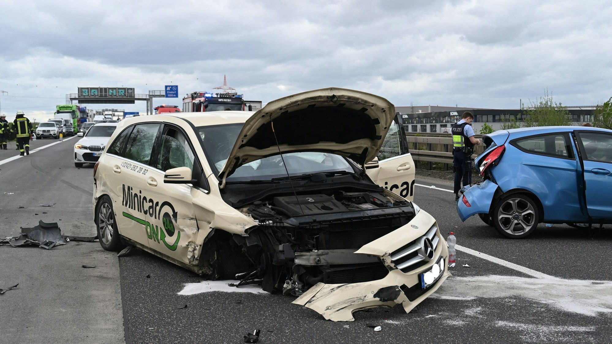 Das Bild zeigt ein beschädigte Taxi.