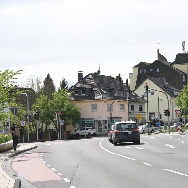 Über verkehrsbeschränkende Maßnahmen auf Hauptverkehrsadern in Rösrath, etwa auf der Hauptstraße in der Stadtmitte, soll die Kommunalpolitik sprechen.