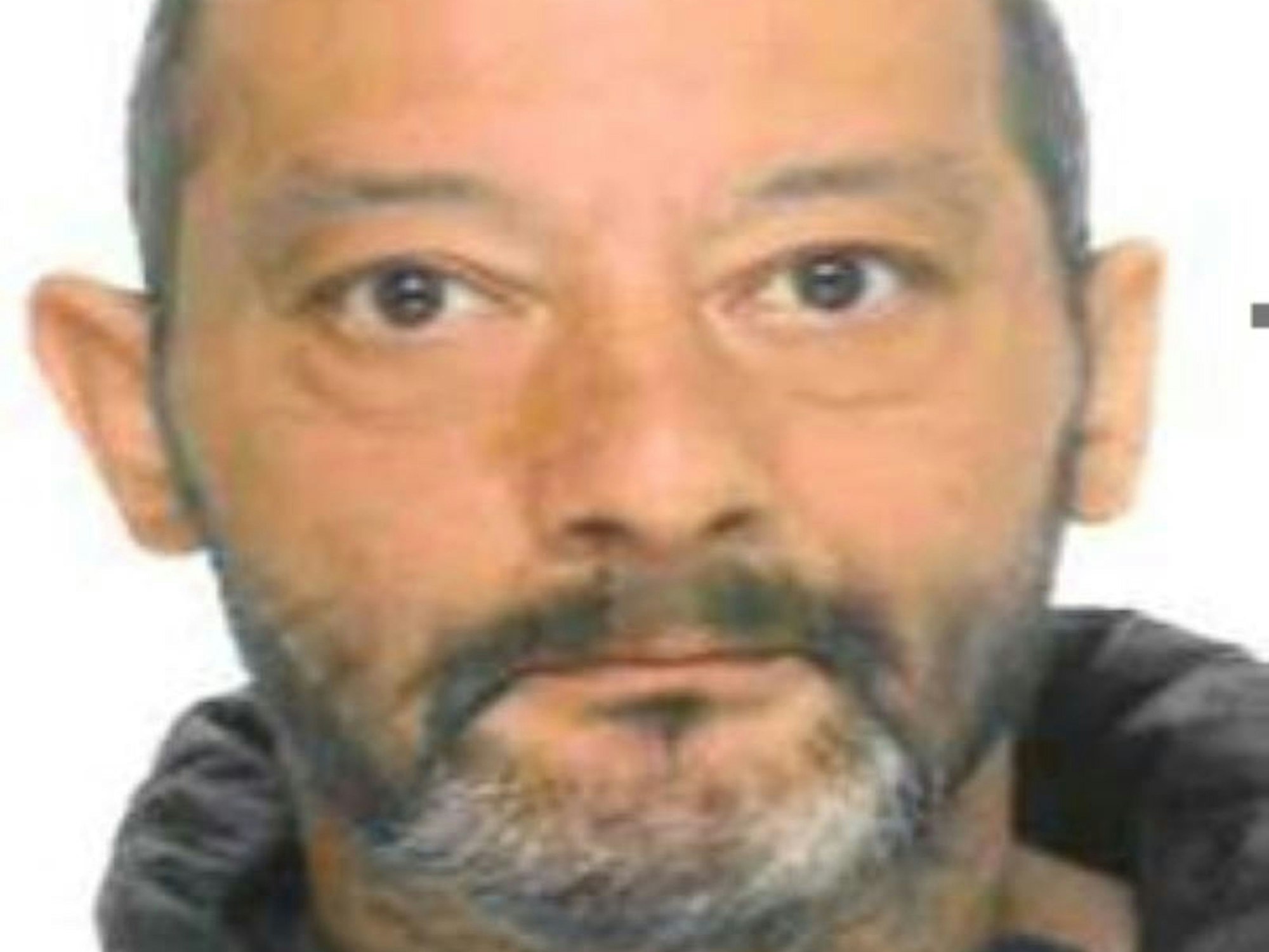 Die Polizei sucht nach diesem Mann. Zeugen melden sich bitte unter der unten angegebenen Rufnummer.