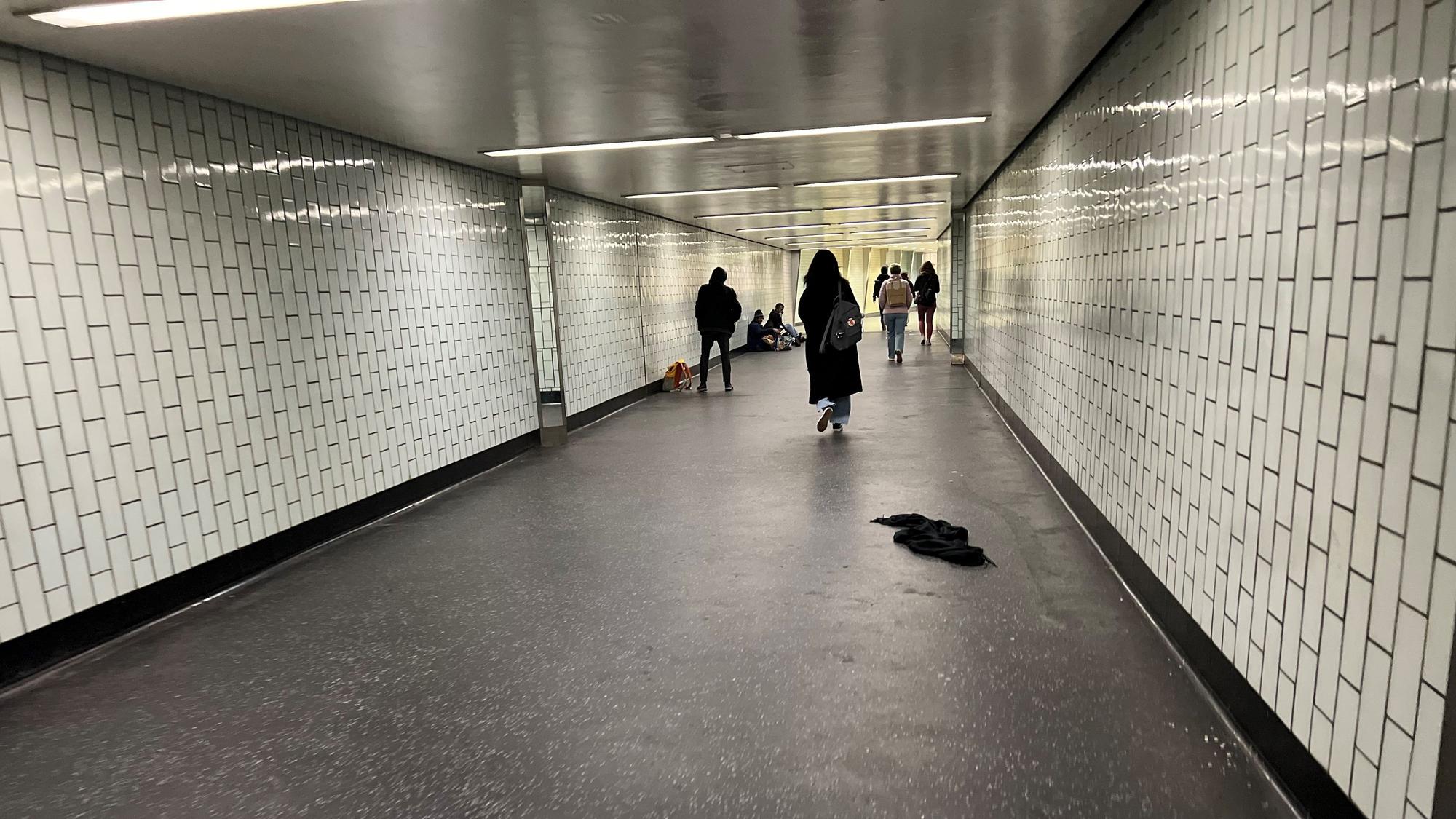 Menschen gehen durch einen unterirdischen Gang in der KVB-Haltestelle Appellhofplatz.