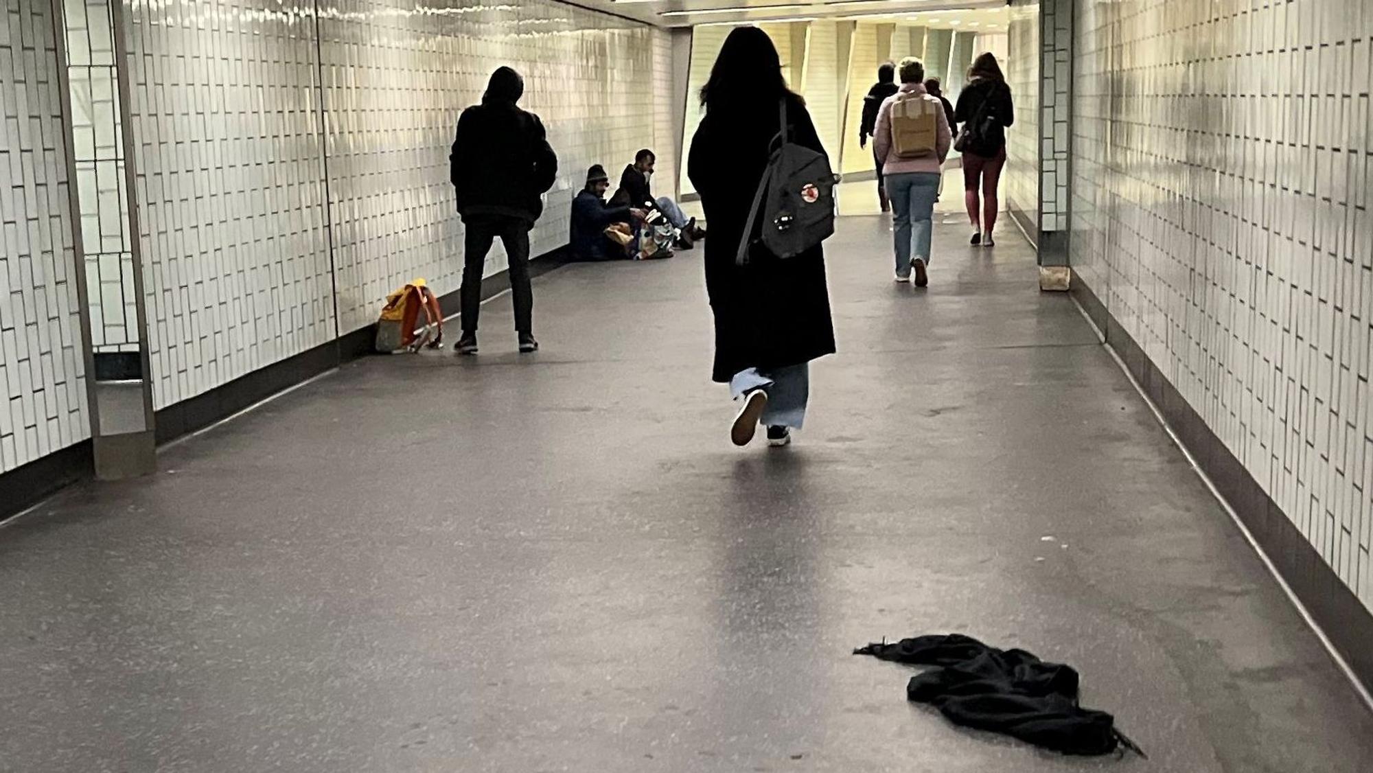 Leute gehen durch einen langen Tunnel