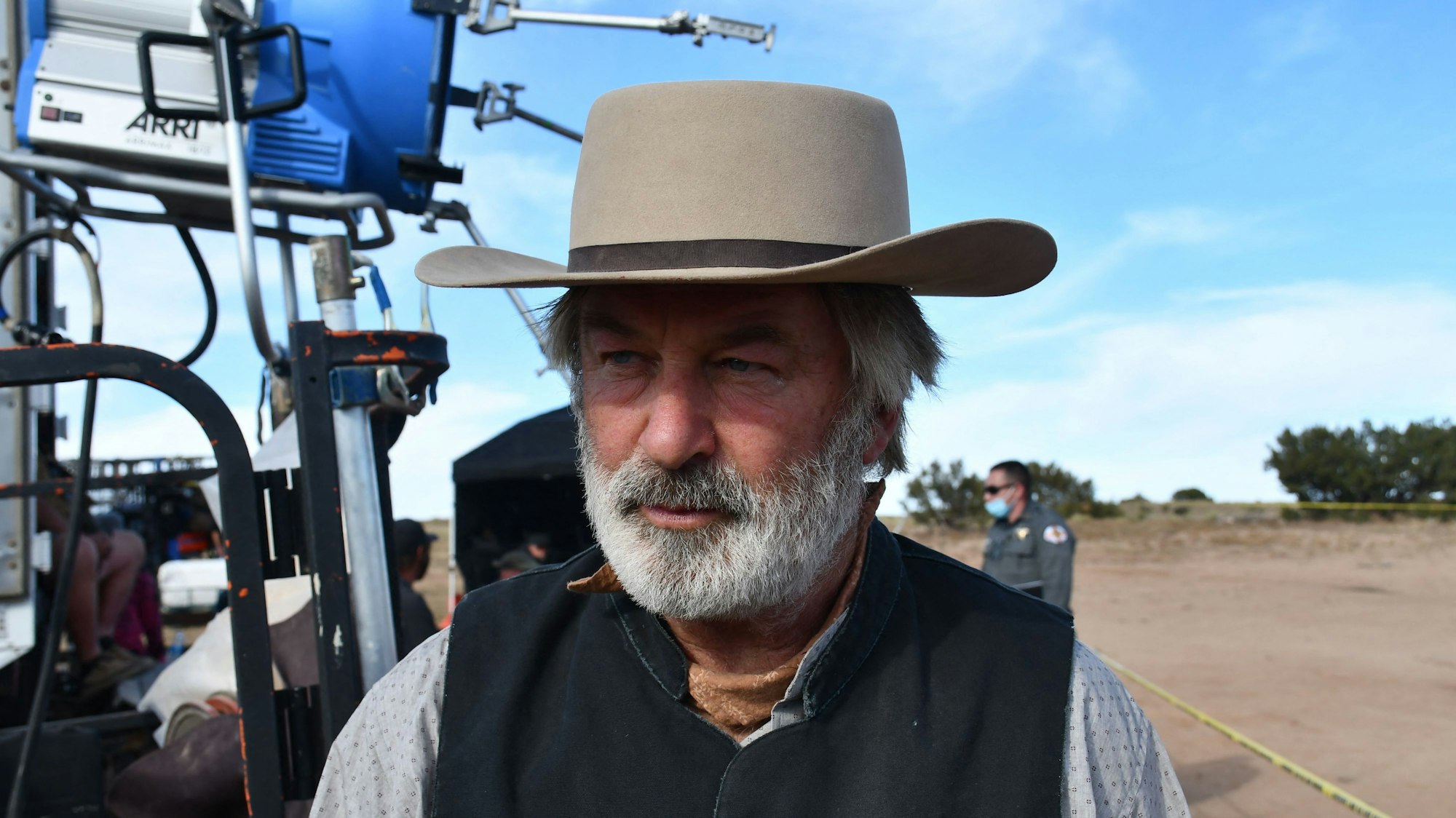 US-Schauspieler Alec Baldwin am Filmset von „Rust“. In einer Szene löste sich ein Schuss in einer echten Waffe, eine Kamerafrau wurde getötet. (Archivbild)