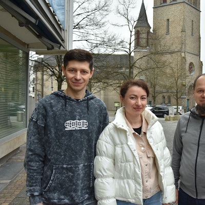 Sie berichten von ihren Schwierigkeiten, im Berufsleben Fuß zu fassen (von links): Vitalii und Oleksandra Tyschenko, Mykola Skopych und Daria Poliakova. Sie sind aus der Ukraine geflüchtet und hatten sich im Heimatland beruflich etabliert. Das Foto zeigt die Gruppe mitten in der Gummersbacher Innenstadt