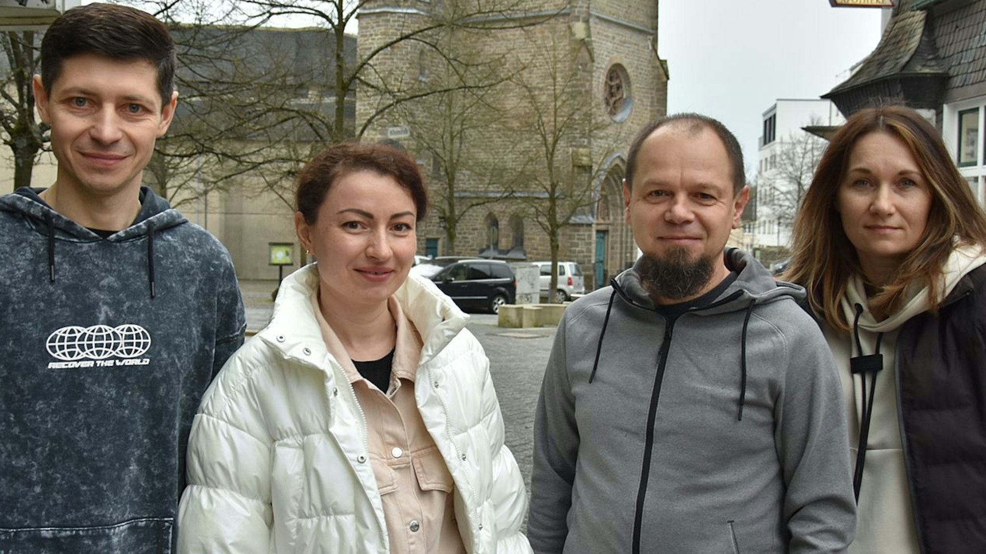 Sie berichten von ihren Schwierigkeiten, im Berufsleben Fuß zu fassen (von links): Vitalii und Oleksandra Tyschenko, Mykola Skopych und Daria Poliakova. Sie sind aus der Ukraine geflüchtet und hatten sich im Heimatland beruflich etabliert. Das Foto zeigt die Gruppe mitten in der Gummersbacher Innenstadt