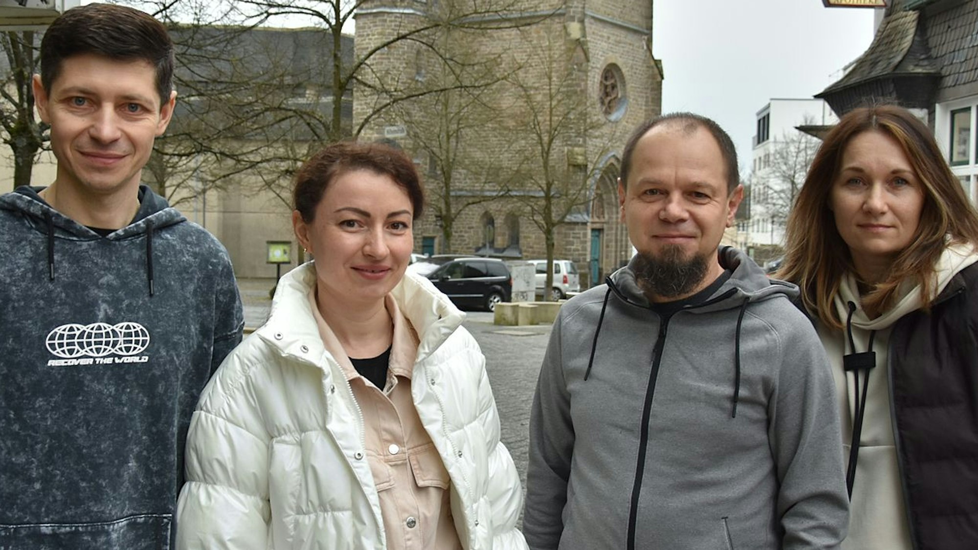 Sie berichten von ihren Schwierigkeiten, im Berufsleben Fuß zu fassen (von links): Vitalii und Oleksandra Tyschenko, Mykola Skopych und Daria Poliakova. Sie sind aus der Ukraine geflüchtet und hatten sich im Heimatland beruflich etabliert. Das Foto zeigt die Gruppe mitten in der Gummersbacher Innenstadt