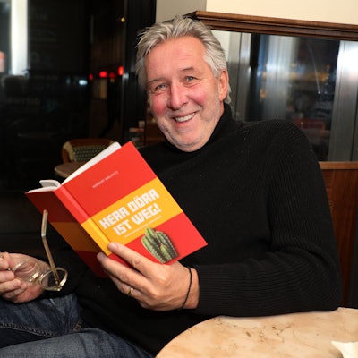 Norbert Wielpütz sitzt mit seinem Roman „Herr Dörr ist weg!“ in einem Bergisch Gladbacher Café.