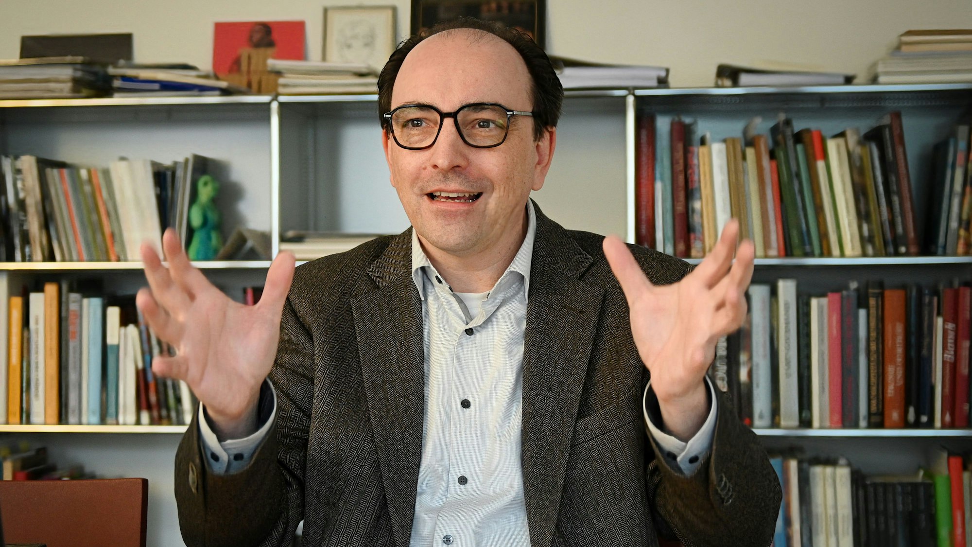 Der Kunsthistoriker Marcus Dekiert in seinem Büro im WRM.