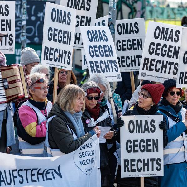 Eine demonstrierende Gruppe der Omas gegen rechts in Bremen. (Symbolbild)
