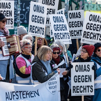 Eine demonstrierende Gruppe der Omas gegen rechts in Bremen. (Symbolbild)