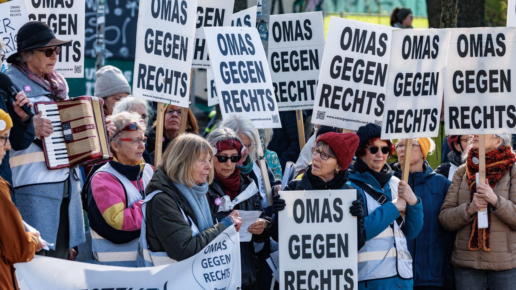 Eine demonstrierende Gruppe der Omas gegen rechts in Bremen. (Symbolbild)