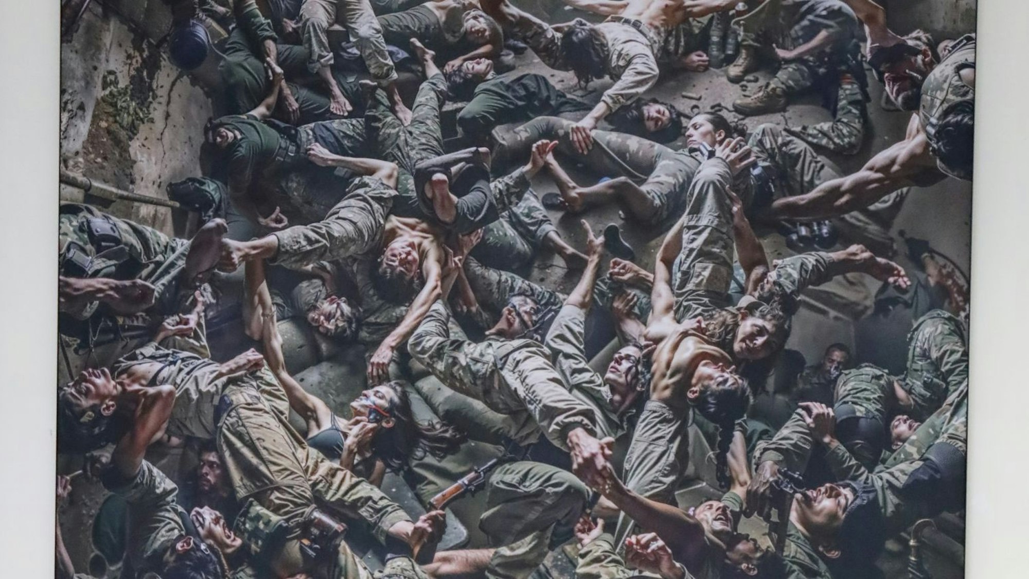 Ein Bild mit einem unübersehbaren Gewimmel von durcheinander stürzenden Soldaten.