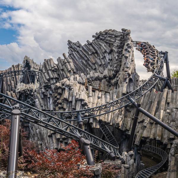 Das Bild zeigt die Achterbahn Taron im Phantasialand.