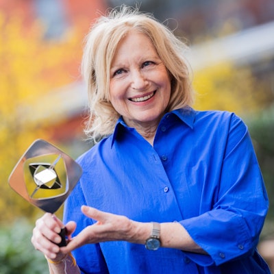 Maren Kroymann, Schauspielerin und Kabarettistin, hält ihren Preis in der Kategorie ‚Besondere Ehrung‘ bei der Bekanntgabe der Gewinnerinnen und Gewinner der Grimme-Preise. (Archivbild)