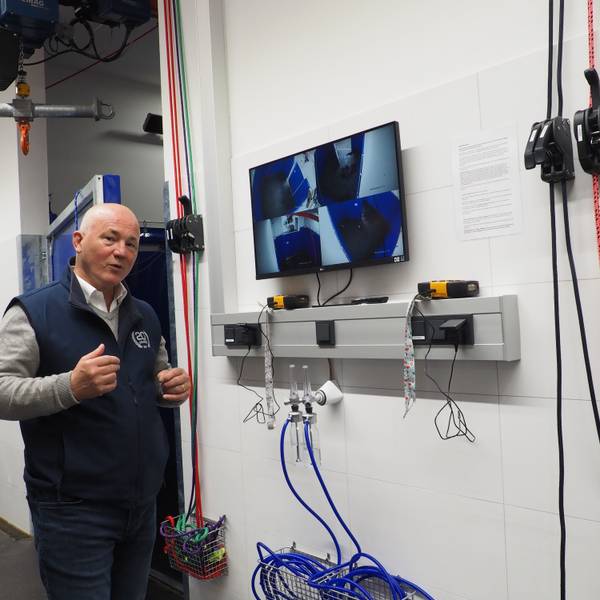 Dr. Thomas Weinberger steht vor einem Überwachungsmonitor, der die Aufwachboxen der Tierklinik zeigt.