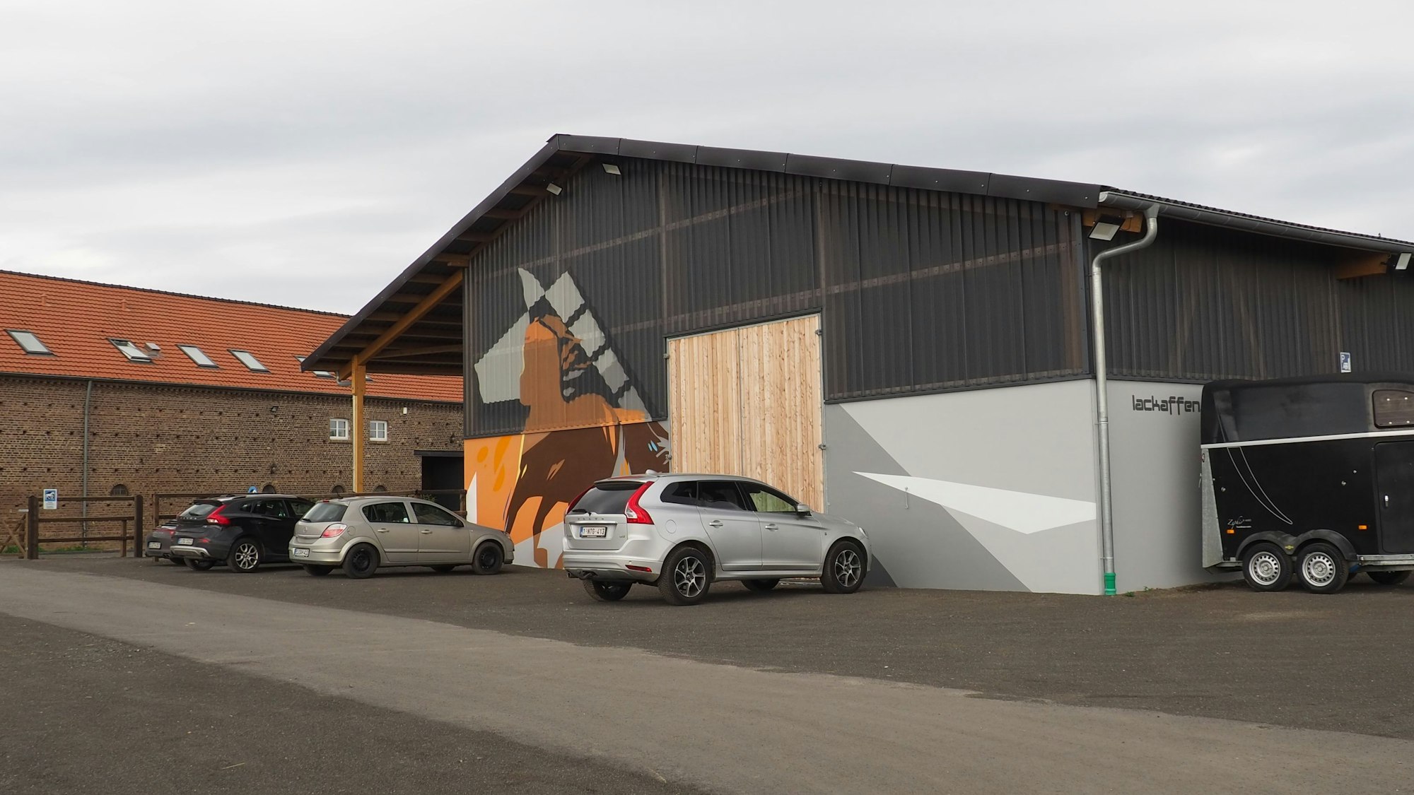 Die neue Reithalle vor den Toren der Burg ist mit Pferdemotiven gestaltet.