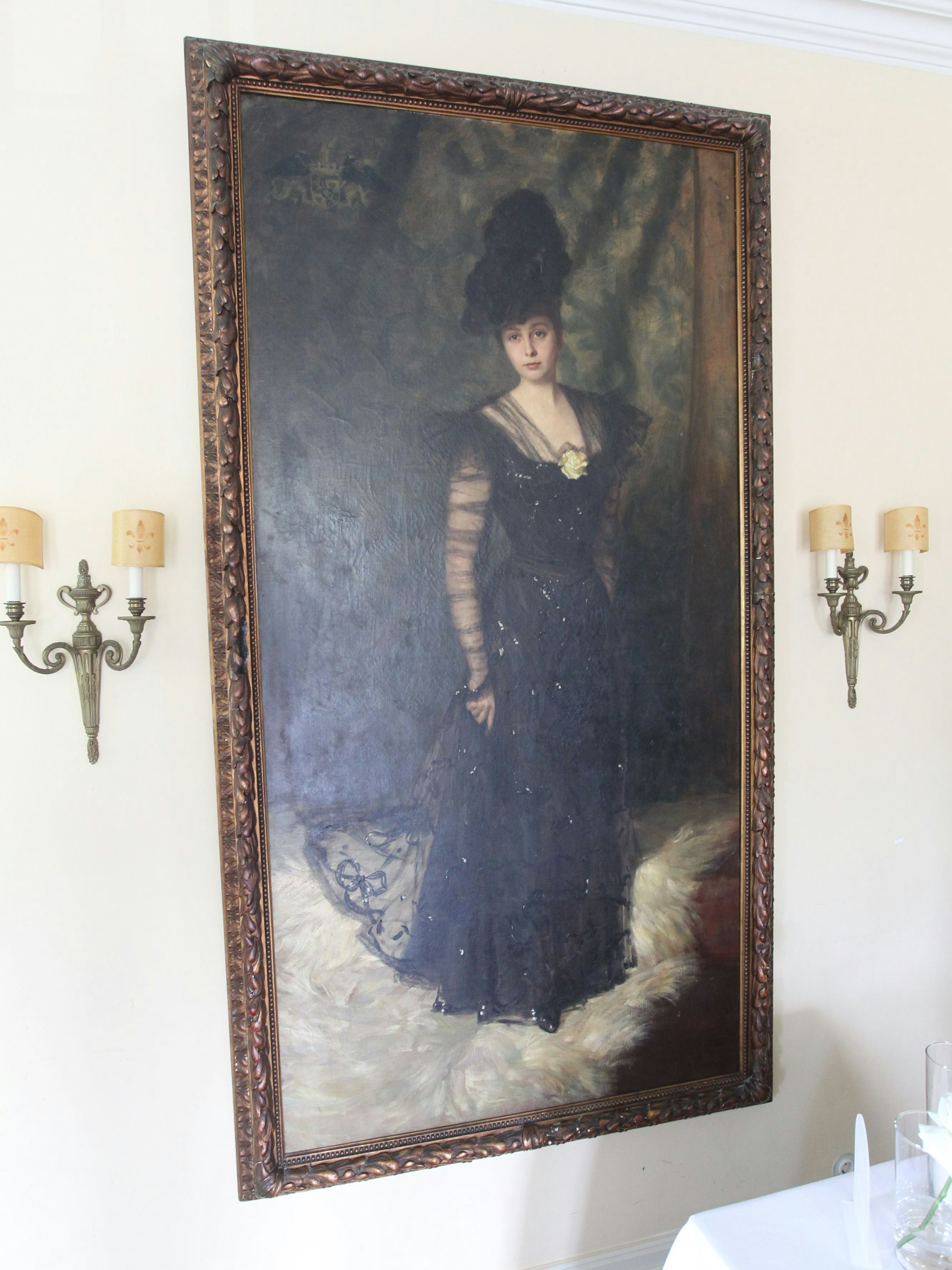 Ein großes Ölgemälde an einer Wand