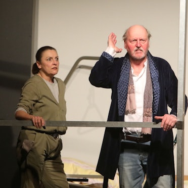 Eine Frau und ein Mann auf einer Theaterbühne.