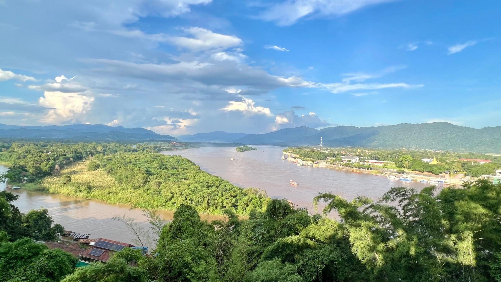 Der Mekong am sogenannten Goldenen Dreieck zwischen Laos, Thailand und Myanmar. Ein Lkw mit ätzender Schwefelsäure ist im laotischen Touristenort Luang Prabang in den Fluss Nam Kham gekippt, der in den Mekong fließt. dpa