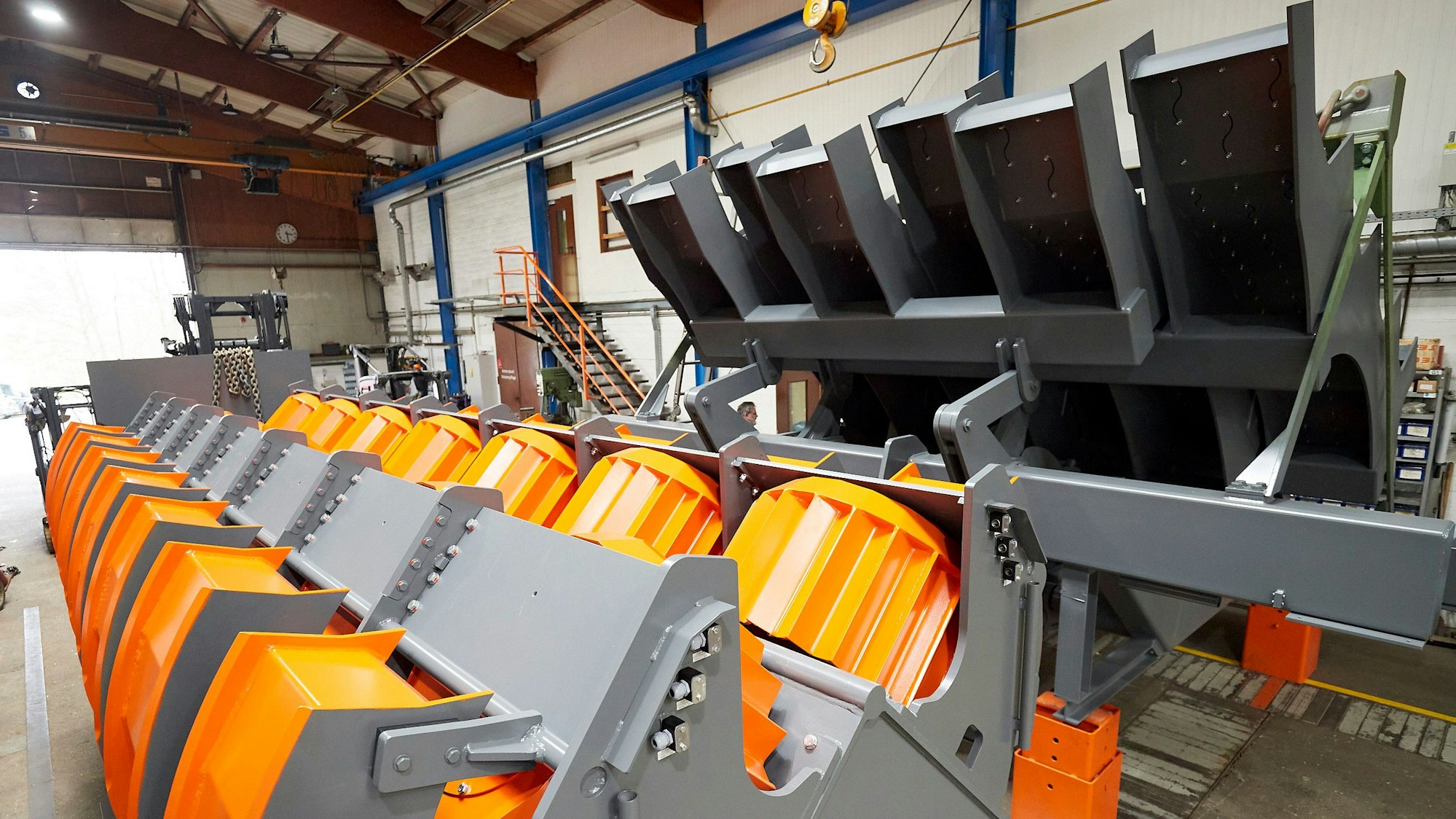 Maschinen für die Rundholzbearbeitung in einer Halle der Firma Holtec in Blumenthal.