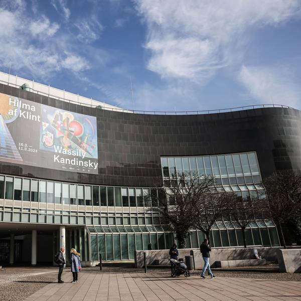 Außenaufnahme der Kunstsammlung in Düsseldorf: Hier ist die Ausstellung „Hilma af Klint und Wassily Kandinsky“ zu sehen.