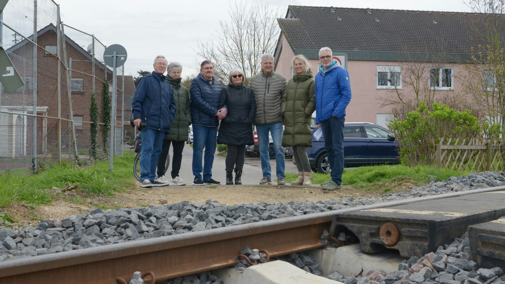 Stotzheimer Anlieger stehen hinter den Bahngleisen.