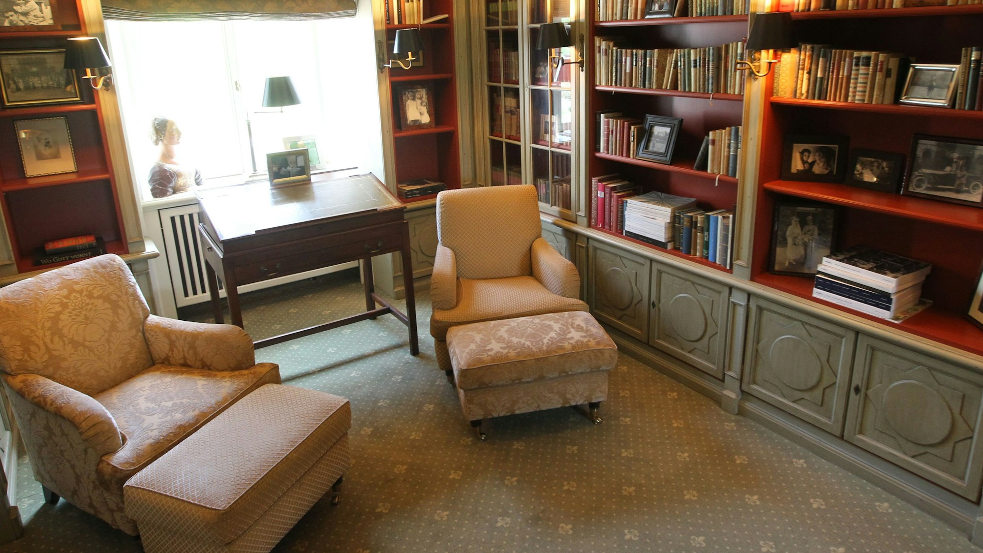 Ein Raum mit Bücherregalen und Lesesesseln