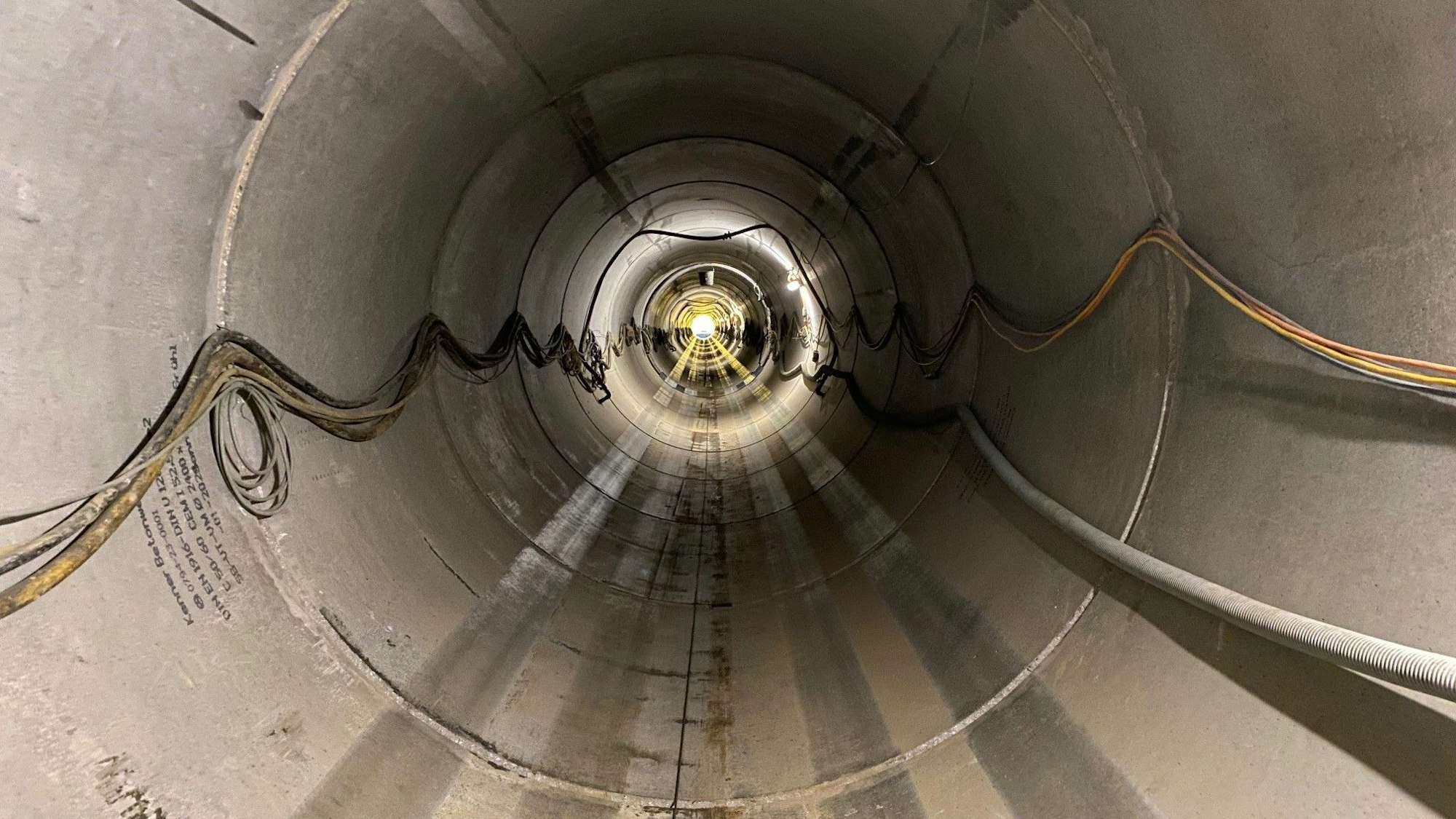 Zu sehen ist ein Blick in den künftigen Kanal.