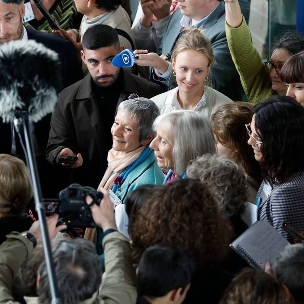 Schweizer Mitglieder von Senior Women for Climate Protection (Klimaseniorinnen Schweiz) antworten Journalisten nach dem Urteil des Europäischen Gerichtshofs für Menschenrechte.