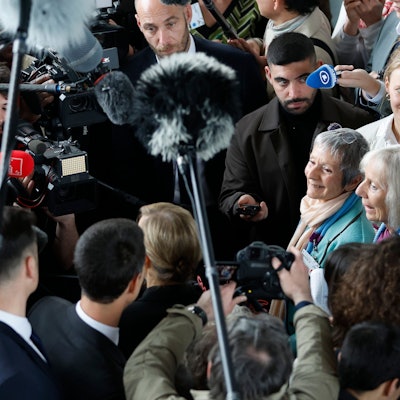 Schweizer Mitglieder von Senior Women for Climate Protection (Klimaseniorinnen Schweiz) antworten Journalisten nach dem Urteil des Europäischen Gerichtshofs für Menschenrechte.