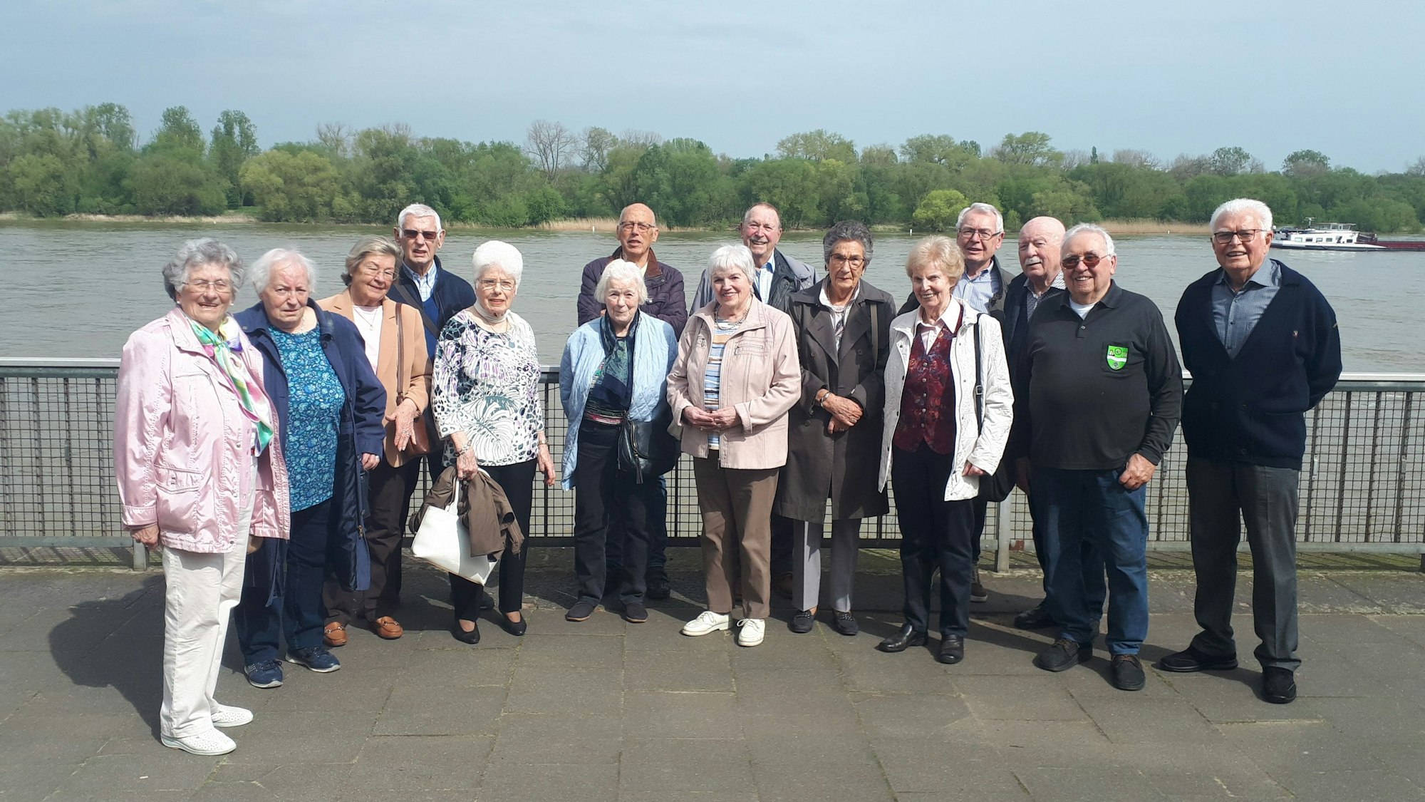 Die 15 Mitglieder des 1954er-Abschlussjahrgangs gemeinsam am Alt-Niehler Rheinufer.