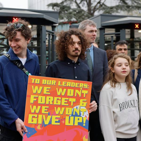 Die schwedische Klimaaktivistin Greta Thunberg (l.) demonstriert am Dienstag (9. April) zusammen mit Jugendlichen aus Portugal vor dem Europäischen Gerichtshof für Menschenrechte, der über Klimaklagen entschieden hat.