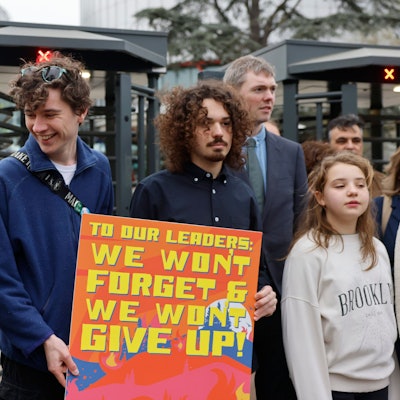 Die schwedische Klimaaktivistin Greta Thunberg (l.) demonstriert am Dienstag (9. April) zusammen mit Jugendlichen aus Portugal vor dem Europäischen Gerichtshof für Menschenrechte, der über Klimaklagen entschieden hat.
