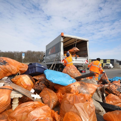 So viel Müll ist bei Porz putzmunter zusammengekommen, Mitarbeiter der AWB holen den Müll am Sammelplatz an der Kennedystraße ab